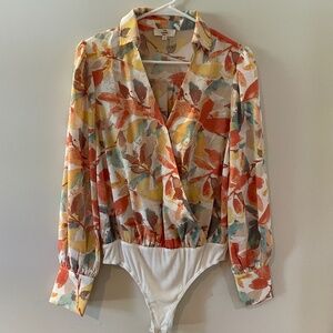 EUC entro Women's long sleeved, bodysuit blouse - beautiful fall colors!